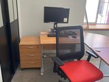 un bureau avec une chaise et un ordinateur dessus