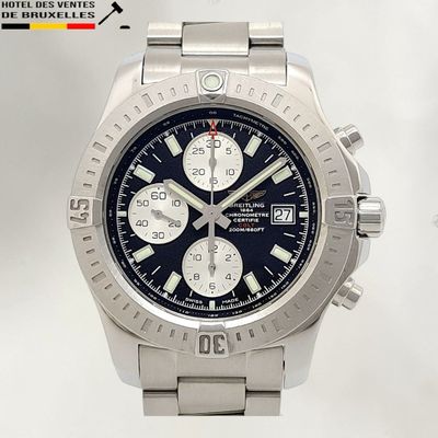 une montre en argent avec un cadran bleu et un cadran noir