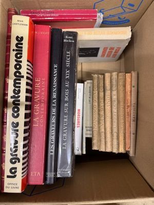 une boîte pleine de livres posée sur une table