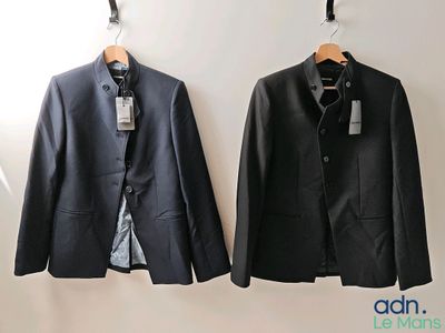 deux vestes accrochées au mur l'une à côté de l'autre