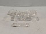 un objet en verre posé sur une table