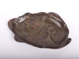 une image représentant une plaque en bronze sur laquelle figurent un homme et une femme