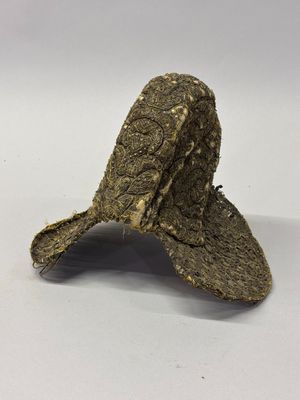 Coiffe. En tissu richement ornée de fil doré. - Photo 1