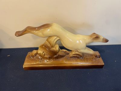 une figurine représentant un chien et un chat posée sur une table