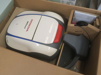 un robot dans une boîte posé par terre