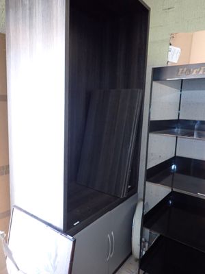 un meuble TV noir et argenté dans un coin de la pièce