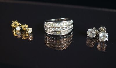 trois types différents de bagues en diamant sur un fond noir