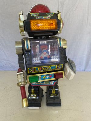 un robot jouet posé sur une table