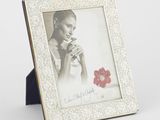 un cadre contenant la photo d'une femme tenant une fleur