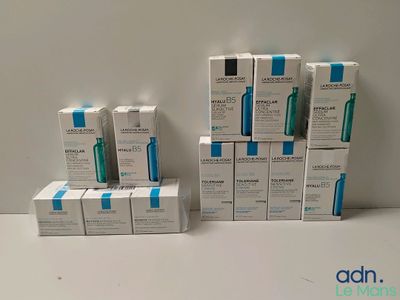 plusieurs boîtes de produits de soins pour la peau empilées les unes sur les autres