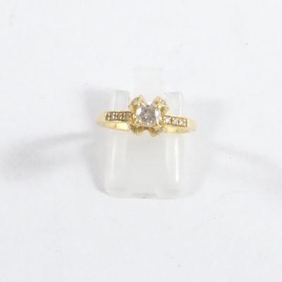 l'image d'une bague en or surmontée d'un diamant