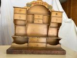 une étagère en bois surmontée de tiroirs et d'un meuble