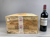 une boîte en bois avec une bouteille de vin à côté