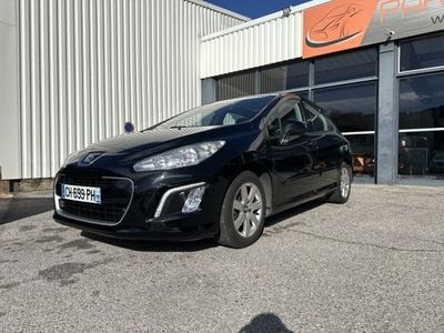 une voiture noire garée devant un bâtiment