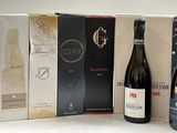 plusieurs bouteilles de vin sont alignées sur une table
