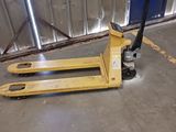 un chariot élévateur qui est garé dans le garage