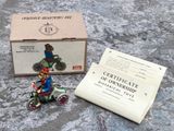 une petite figurine représentant un garçon à vélo