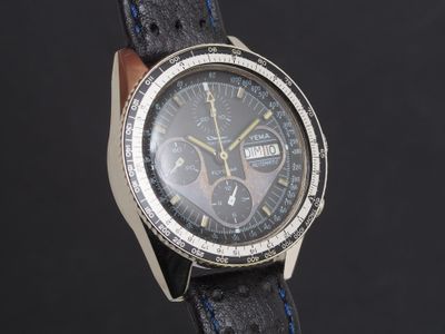 un gros plan d'une montre avec un bracelet en cuir