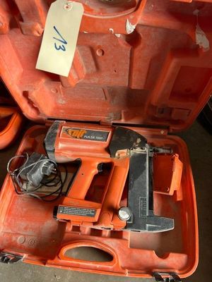 une mallette à outils orange contenant des outils