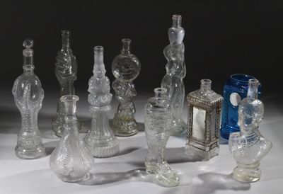 un grand nombre de vases en verre posés sur une table