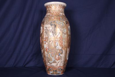 un grand vase posé sur une table