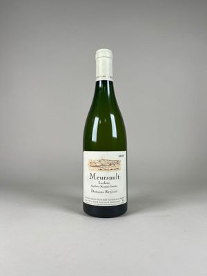 la bouteille de vin est posée sur la table, prête à être consommée