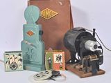 une boîte contenant un appareil photo et d'autres objets, posée sur la table