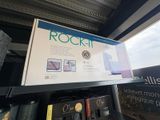 une pancarte sur laquelle est écrit « Rockit », placée devant une bibliothèque