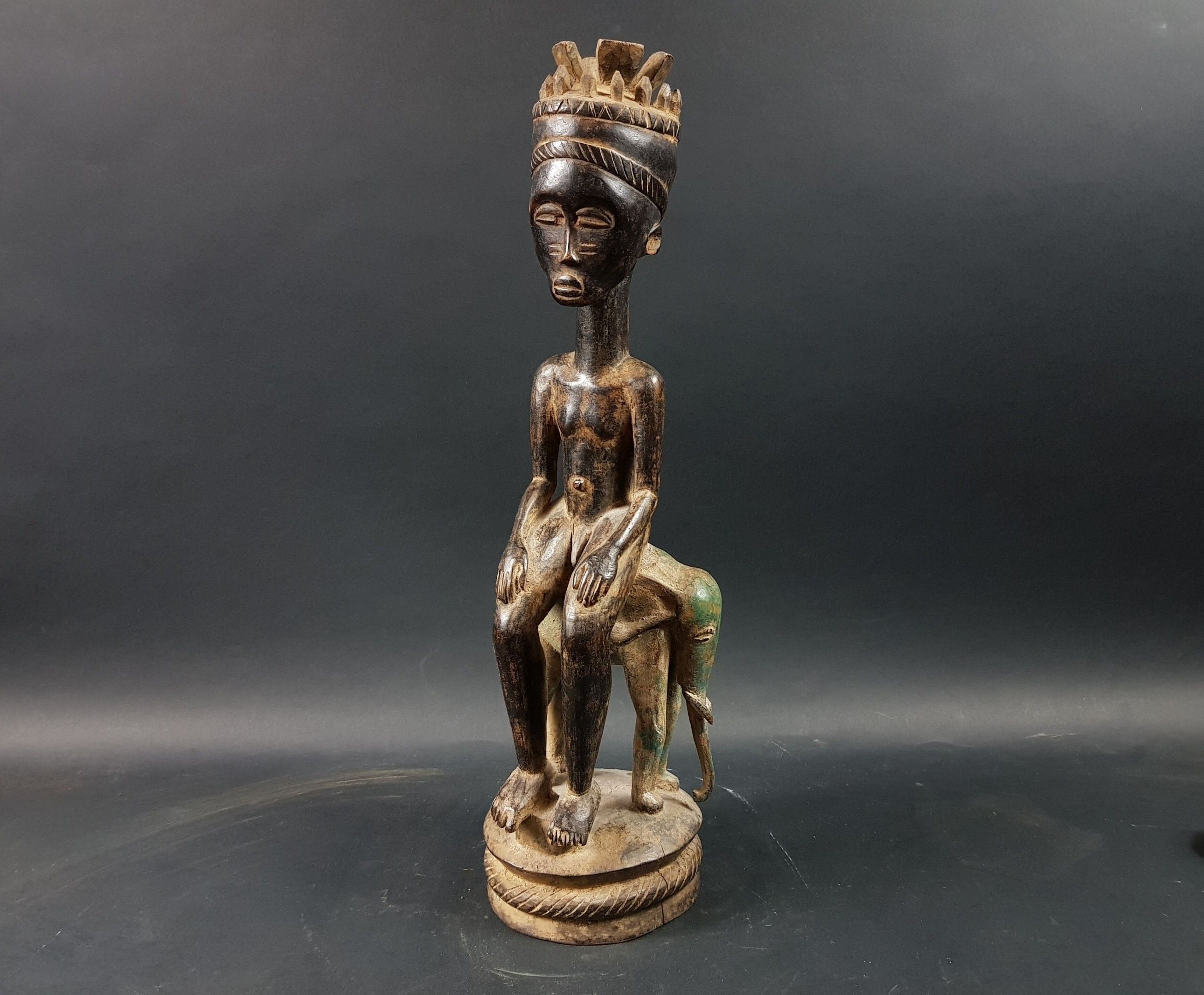 Statue Baoulé, Côte d'Ivoire Bois Charmante et surprenante sculpture figurant un personnage de haut rang, coiffé d'un...
