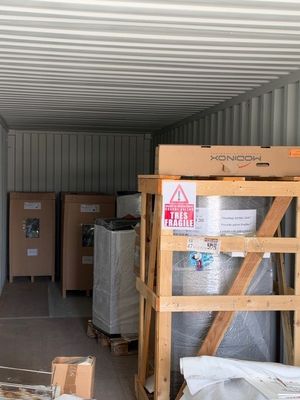une pièce remplie de cartons, encore et encore