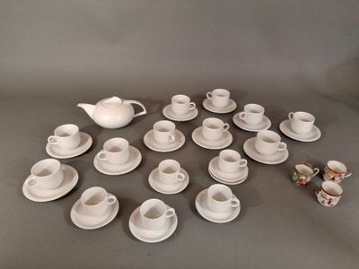 un grand nombre de tasses et de soucoupes sur une table