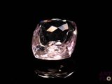 gros plan d'un diamant rose sur une surface noire