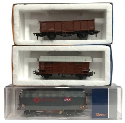 deux boîtes de wagons de train miniature sont empilées l'une sur l'autre