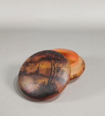 une petite boîte avec un tableau posé sur une table