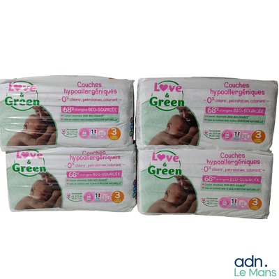 quatre paquets de couches pour bébé « Love Green » empilés les uns sur les autres