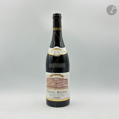 une bouteille de vin posée sur une table blanche