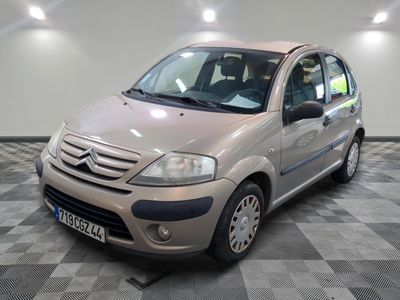 la photo d'une petite voiture garée dans un garage