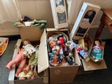 beaucoup de poupées dans une boîte posée par terre