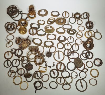 de nombreux types d'anneaux métalliques sur la table