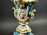 un vase bleu et or orné de fleurs