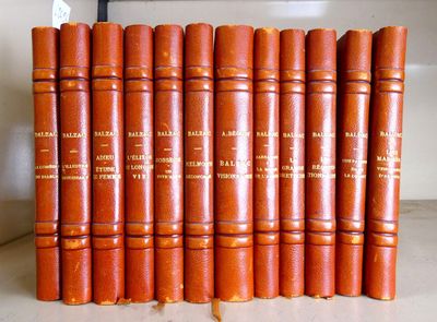 Plusieurs vieux livres sont empilés sur une étagère dans une bibliothèque