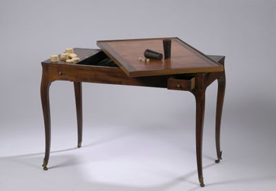 une petite table en bois sur laquelle est posé un jeu