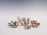 un ensemble d'articles d'argenterie comprenant un bol, un bol, une tasse et une soucoupe