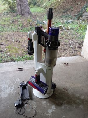 une petite machine posée sur un sol en béton
