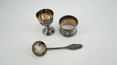 deux cuillères en argent et deux tasses en argent posées sur un plateau blanc