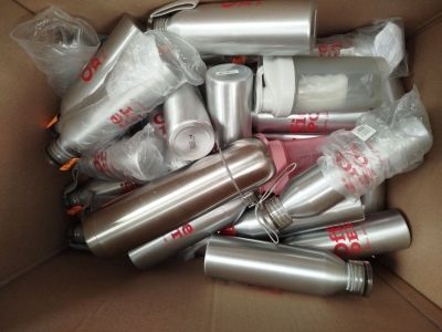 une boîte en carton remplie de canettes en aluminium et d'autres objets