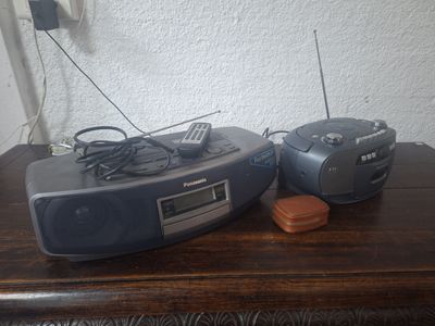 une radio posée sur une table à côté d'une autre radio