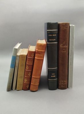 un grand nombre de livres empilés les uns sur les autres
