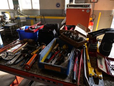 1 Important Ensemble D'Outillage A Main, Comprenant : Caisse…