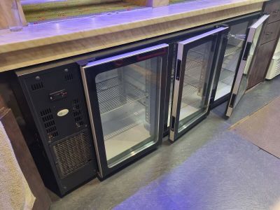 un comptoir muni de trois portes vitrées dans un magasin